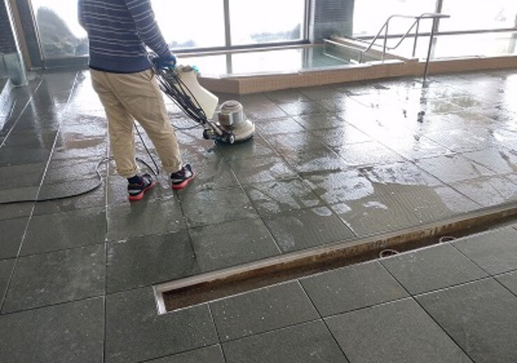 石材の美観を損なわない滑り止め加工の種類と選び方